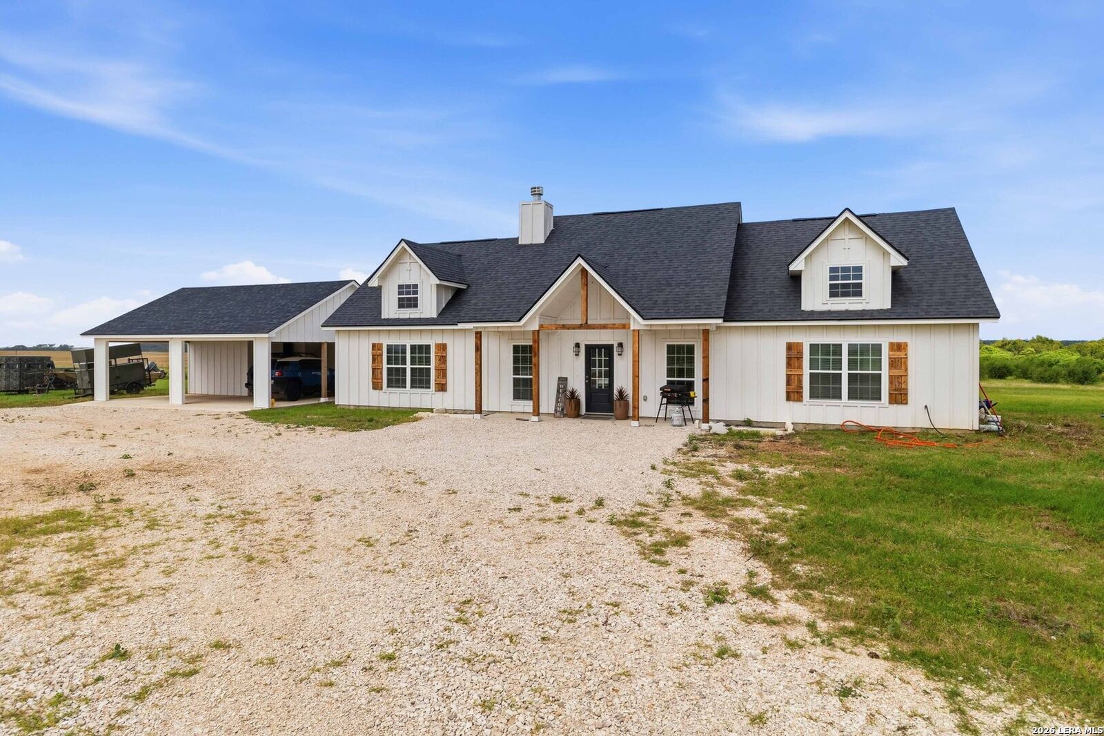 Property Photo: 2194 S Ranch Rd 187 TX 78881