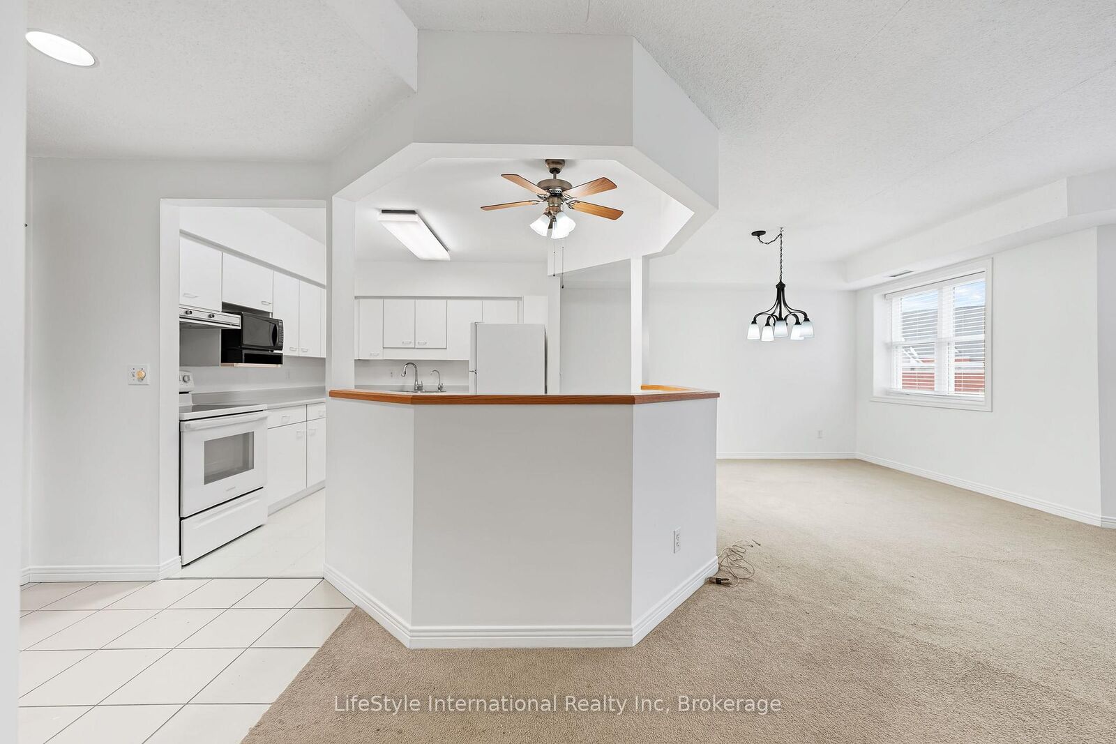 Property Photo: 208 Silvercreek Parkway N 205 ON N1H 8H2