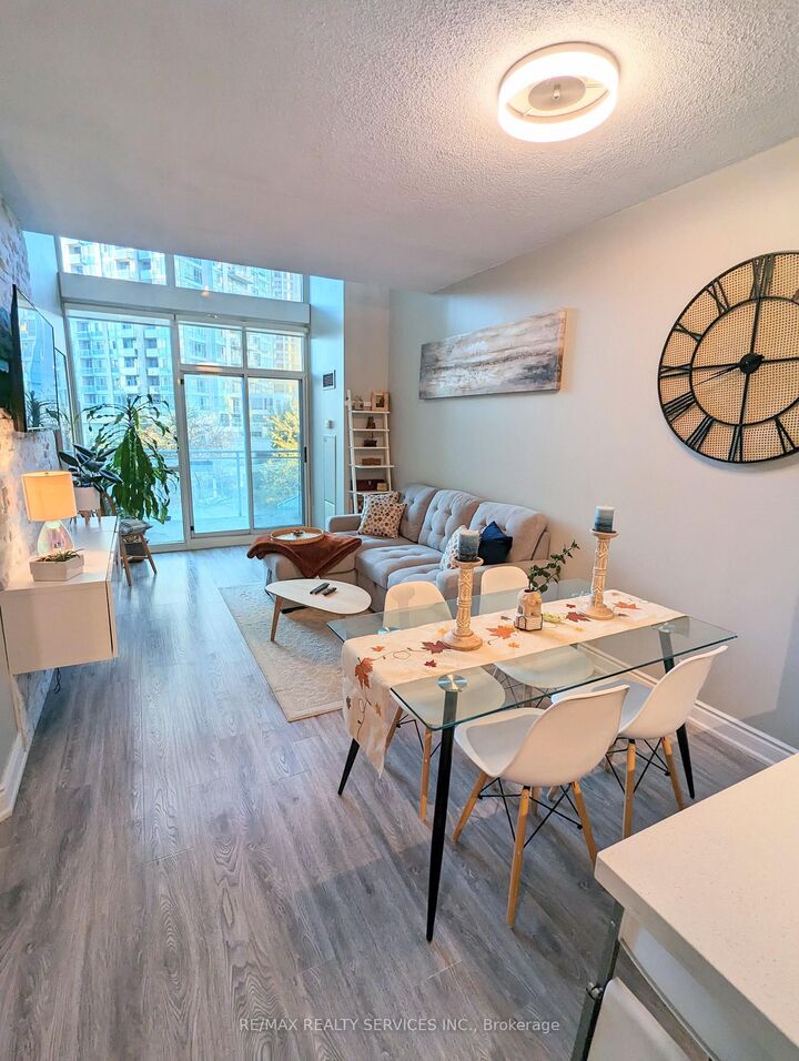Property Photo:  220 Burnhamthorpe Road W 711  ON L5B 4N4 