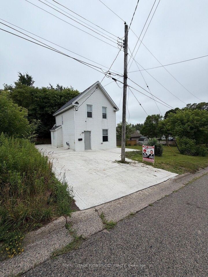 Property Photo: 7 Hearst Street ON P6B 1J6