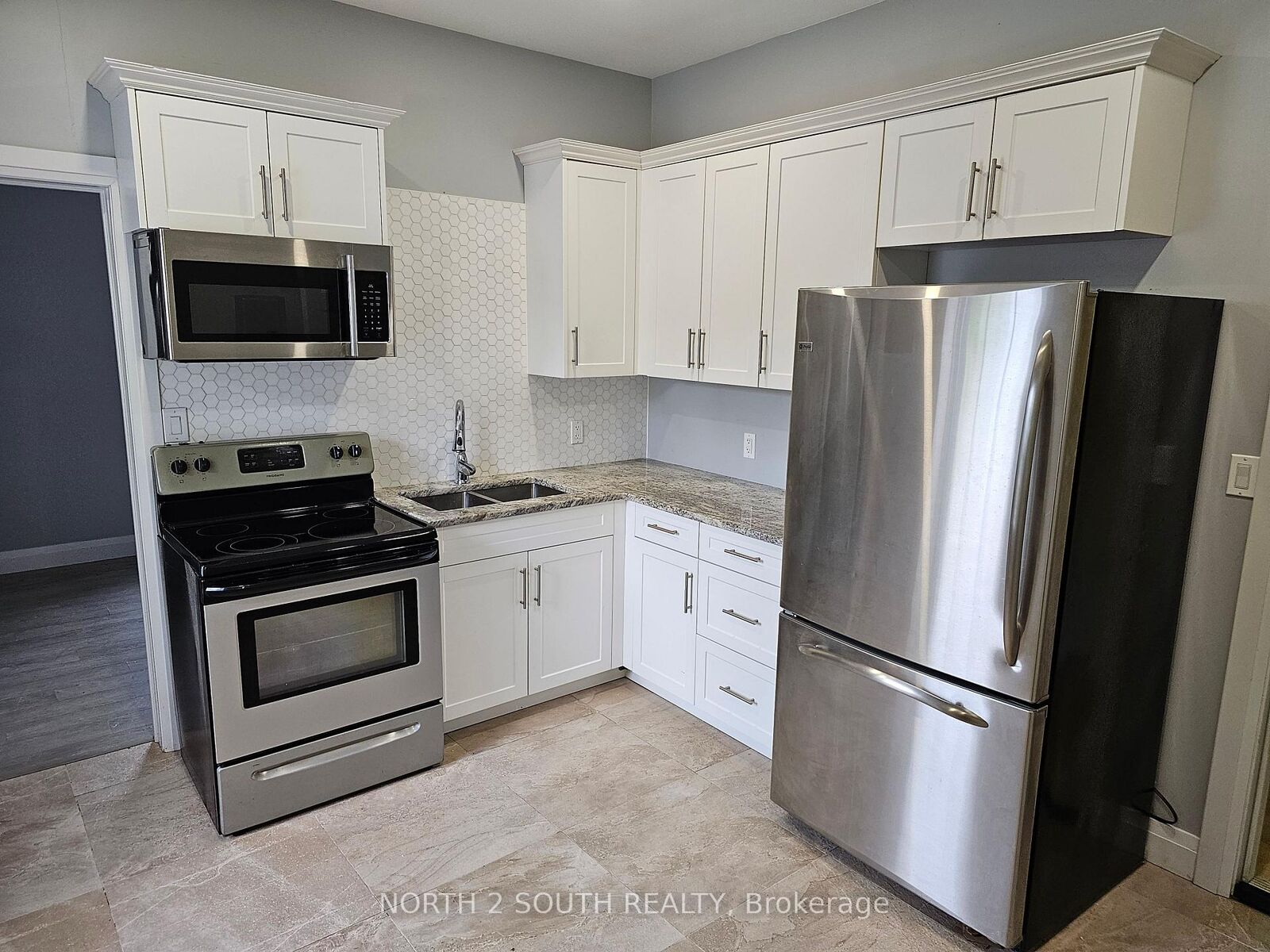 Property Photo:  427 Colborne Street 5  ON N3S 3N5 