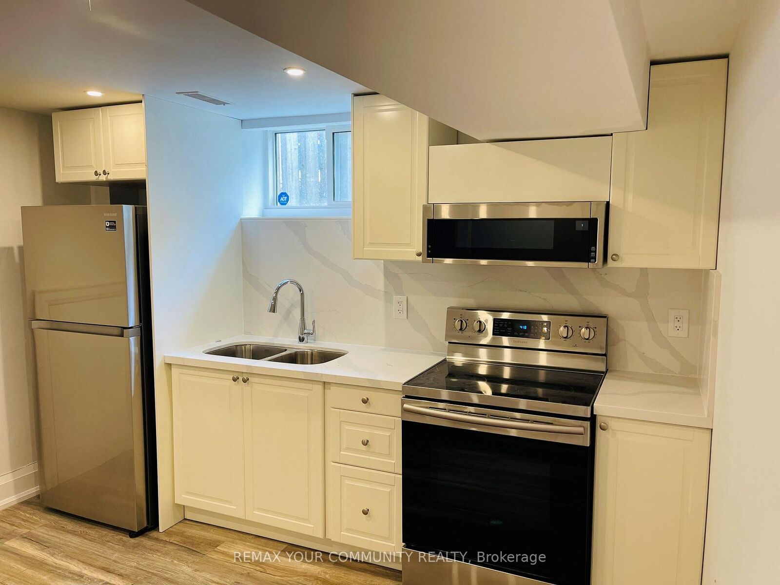 Property Photo:  32 Kitimat Crescent  ON L4G 3C3 
