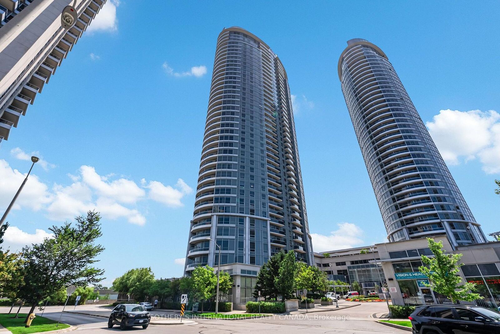 Property Photo: 135 Village Green Square 519 ON M1S 0G4