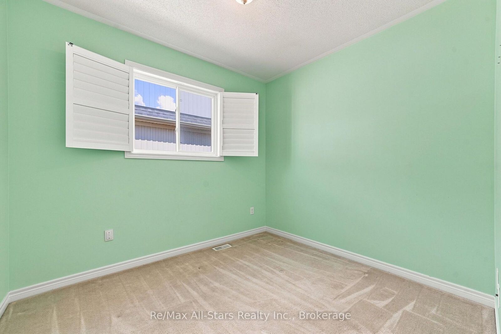 Property Photo: 90 Roseborough Drive ON L9L 2E2