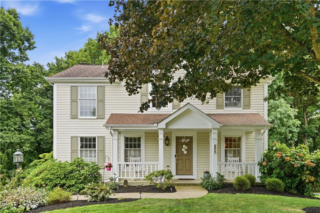 Property Photo: 214 Thornwood Ct PA 15108