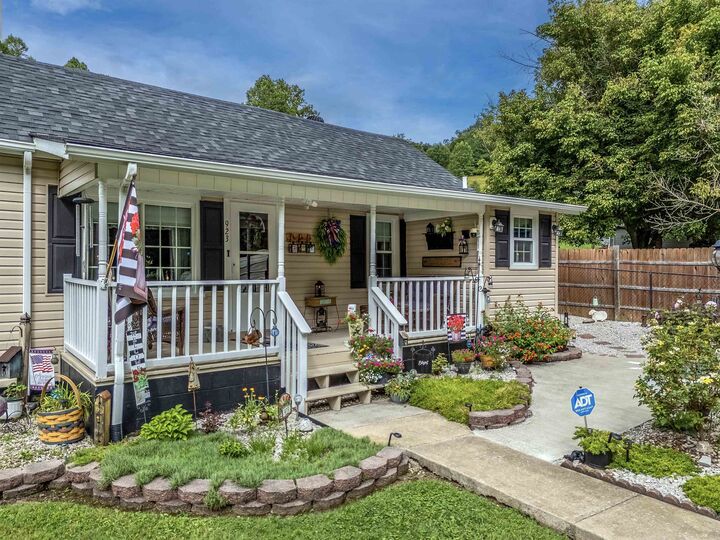 Property Photo: 923 Henderson Branch Rd KY 41164