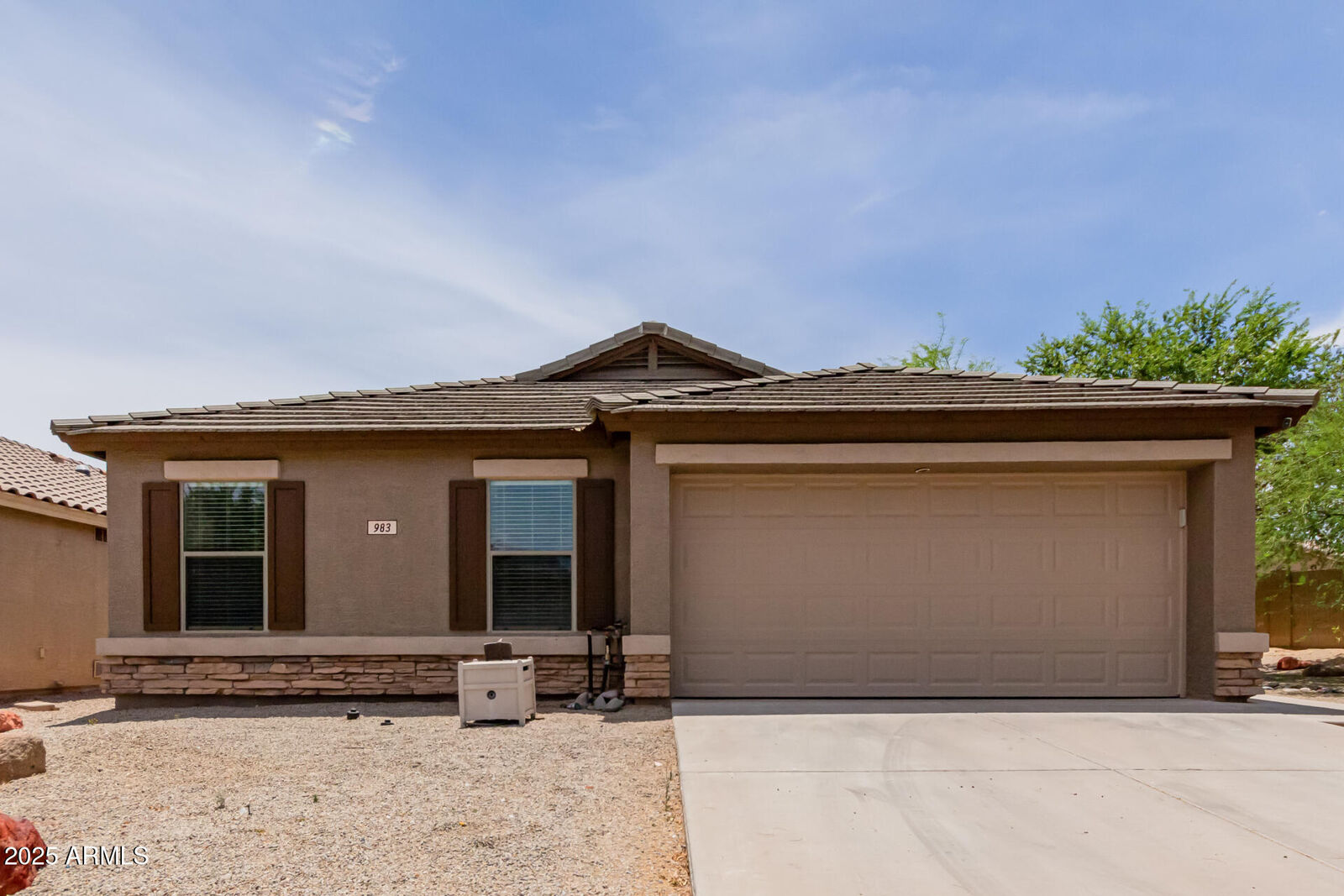 Property Photo: 983 E Palomino Way AZ 85143