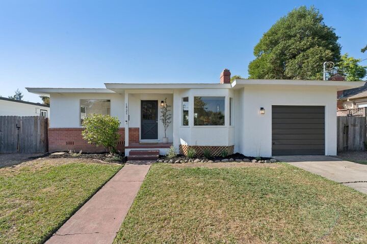 Property Photo:  1825 Robin Hood Lane  CA 95405 