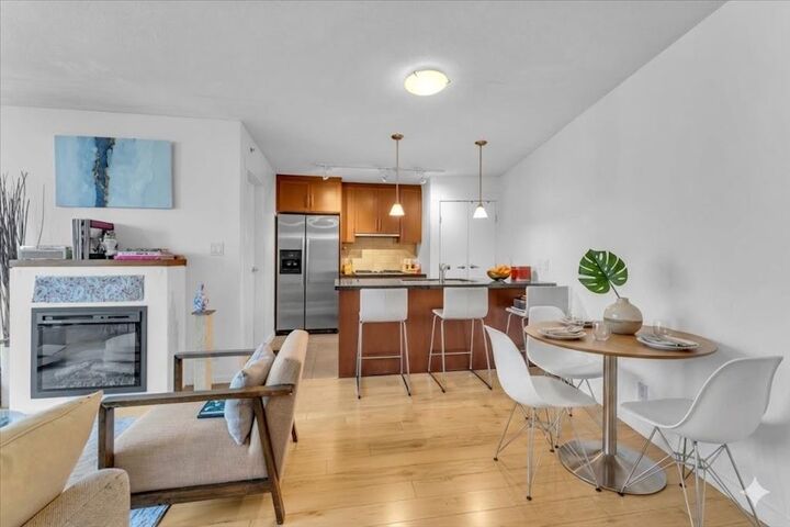 1189 Melville Street 1707 — photo 1