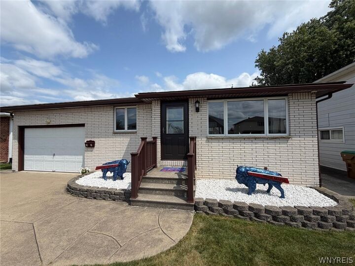Property Photo: 32 Rosemead Lane NY 14227