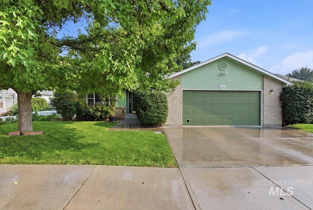 Property Photo: 1921 Arcata Way OR 97914