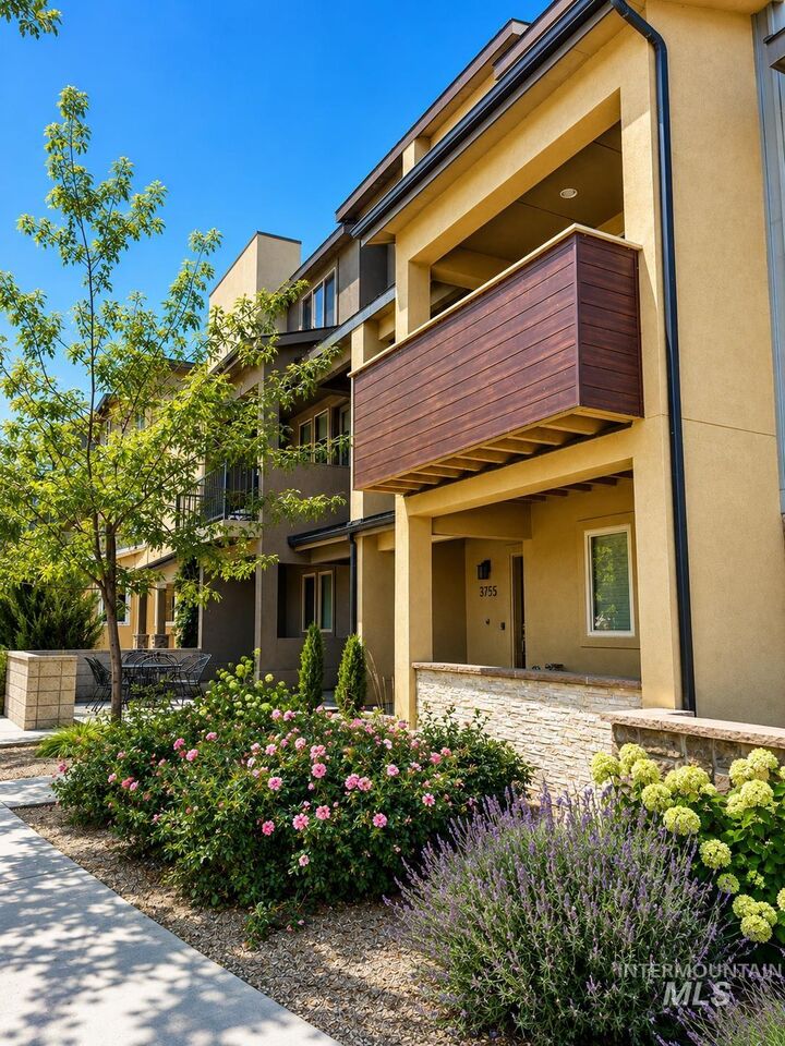Property Photo:  3755 E Parkcenter  ID 83716 