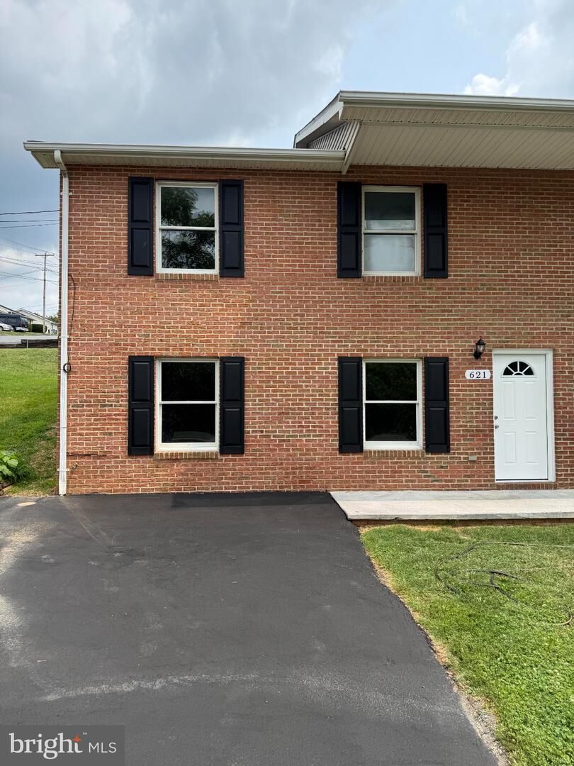 Property Photo: 621 Thompson Street VA 22657