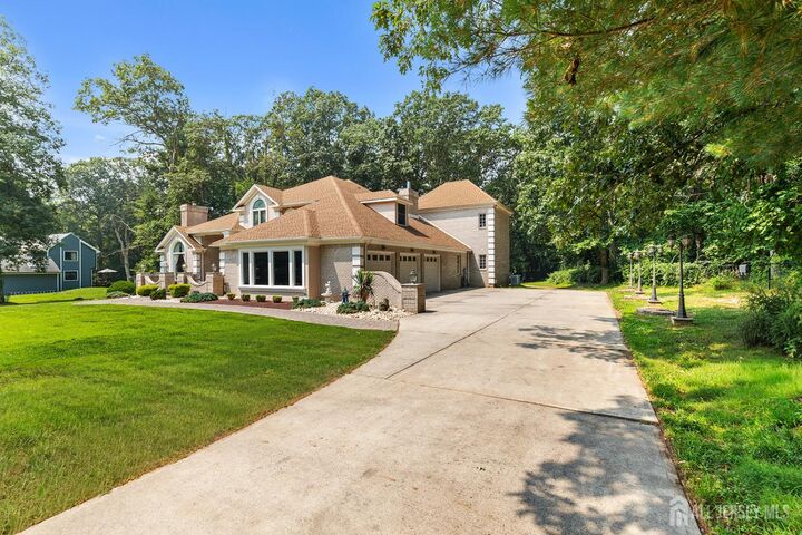 Property Photo:  
