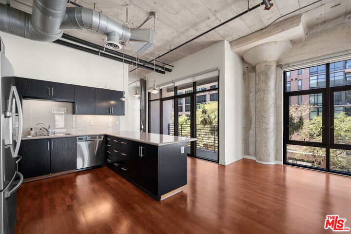 Property Photo: 330 W 11th St, Unit 406 CA 90015