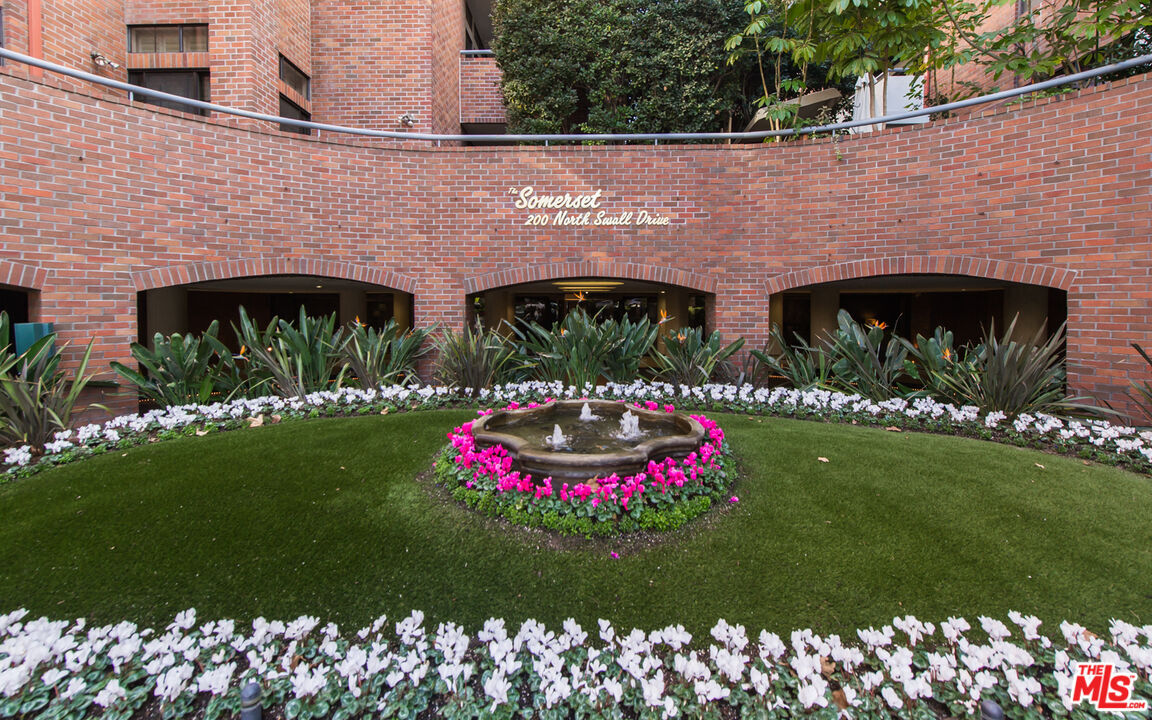 Property Photo:  200 N Swall Dr, Unit 9  CA 90211 