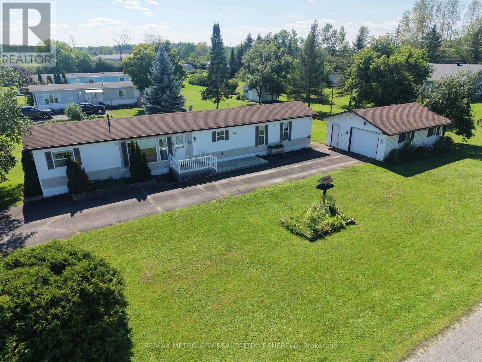 Property Photo: 34 Sunset Lane ON K7V 0A5