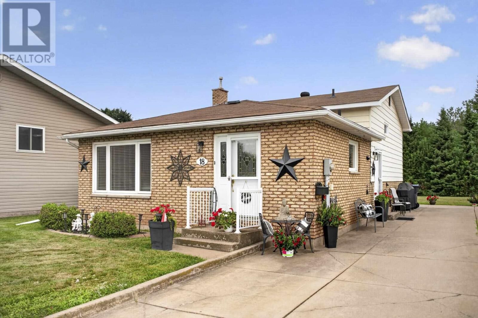 Property Photo: 18 Wright St ON P6C 6A5