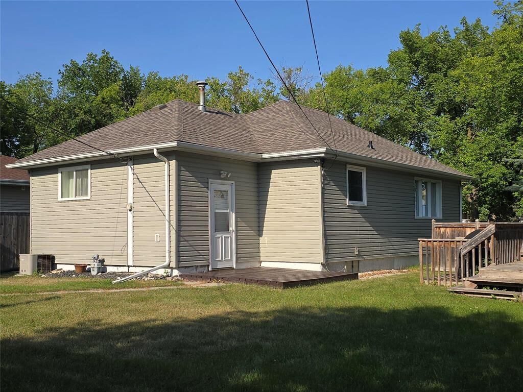 Property Photo: 32 First Avenue MB R0C 1B0