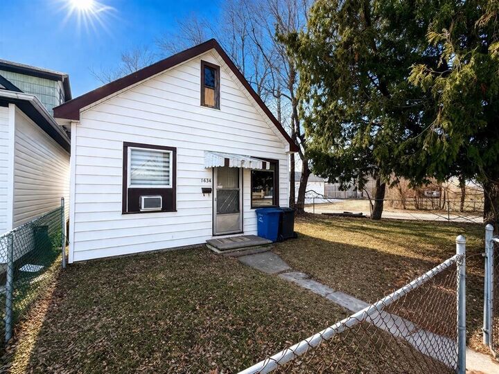 1634 Ross Avenue West — photo 1