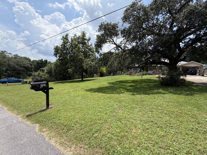 Property Photo: 105 Navajo Trace FL 32536