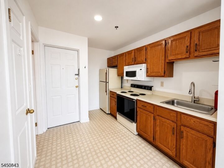Property Photo:  2 E Washington Ave 4B  NJ 07882 