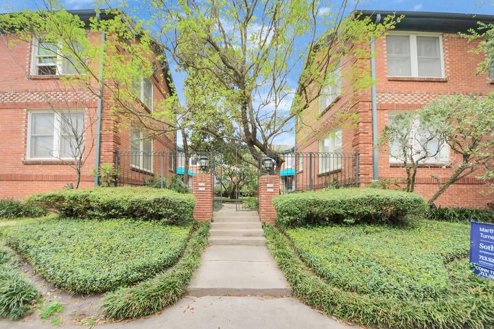 Property Photo: 1214 Bartlett Street 16 TX 77006