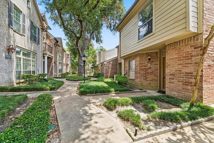 Property Photo:  995 Memorial Village Drive 102  TX 77024 