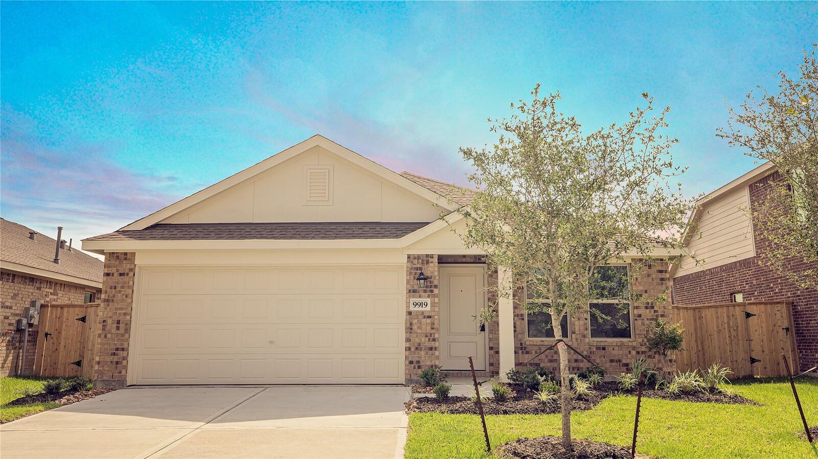 Property Photo: 9919 Oakheath Bluff Drive TX 77521