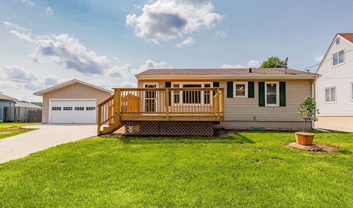 Property Photo:  2020 E 40th Street  IA 50317 