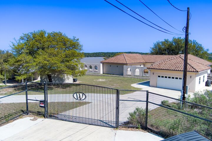 Property Photo: 305 Teague Rd TX 78028