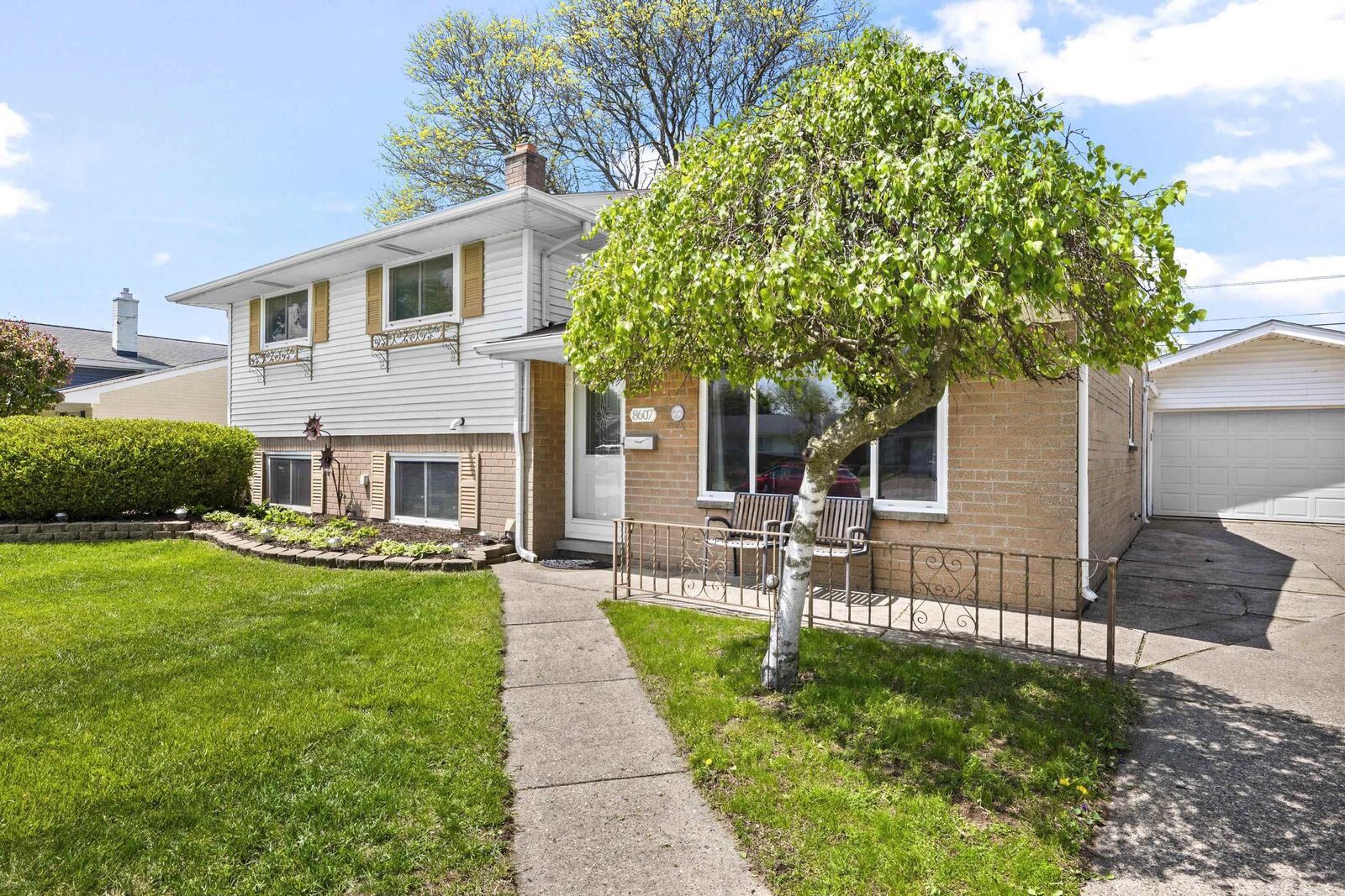 Property Photo:  8607 Leslie Street  MI 48314 