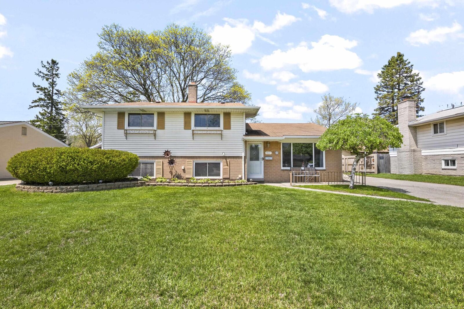 Property Photo: 8607 Leslie Street MI 48314