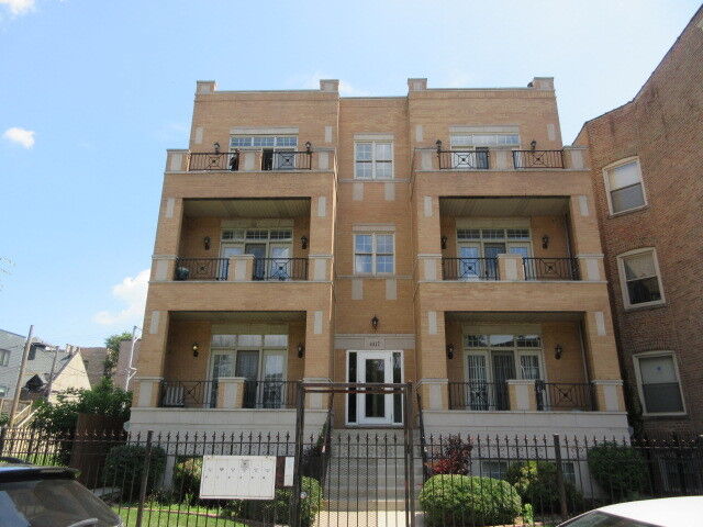 Property Photo: 4417 S Calumet Avenue 2S IL 60653