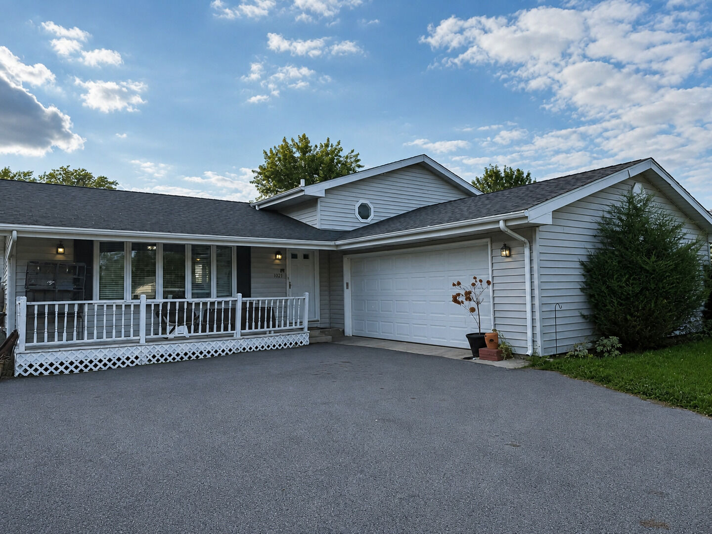 Property Photo: 1021 Stonegate Road IL 60451