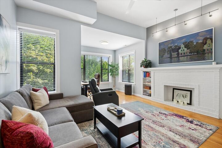 Property Photo:  2456 W Eastwood Avenue 3  IL 60625 