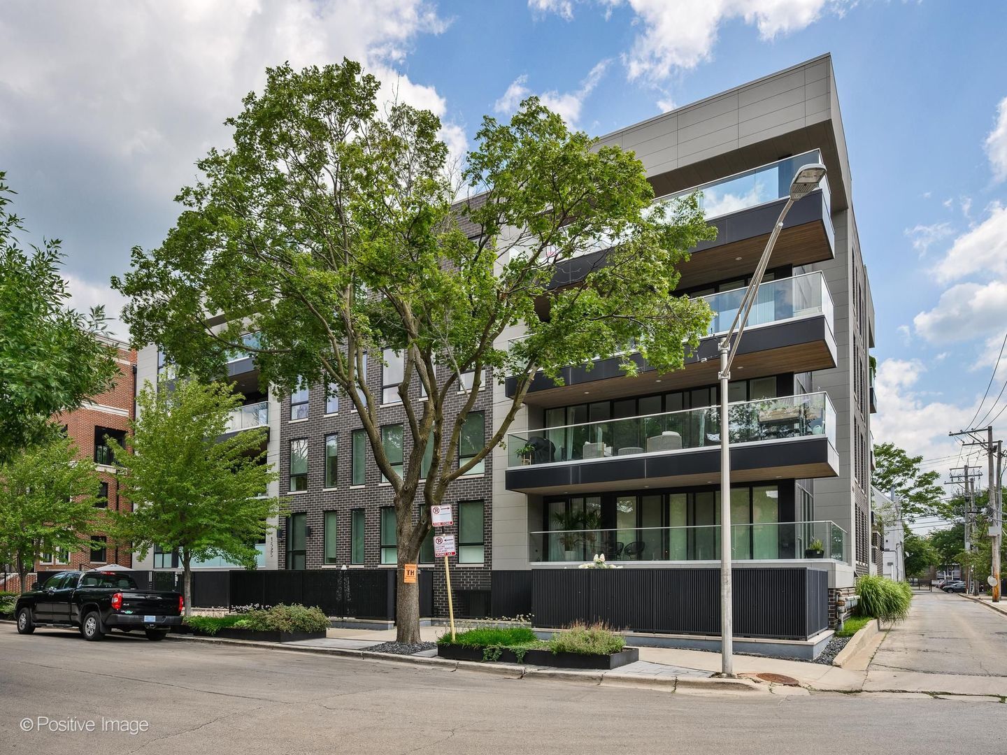 Property Photo: 1625 N Burling Street 103 IL 60614