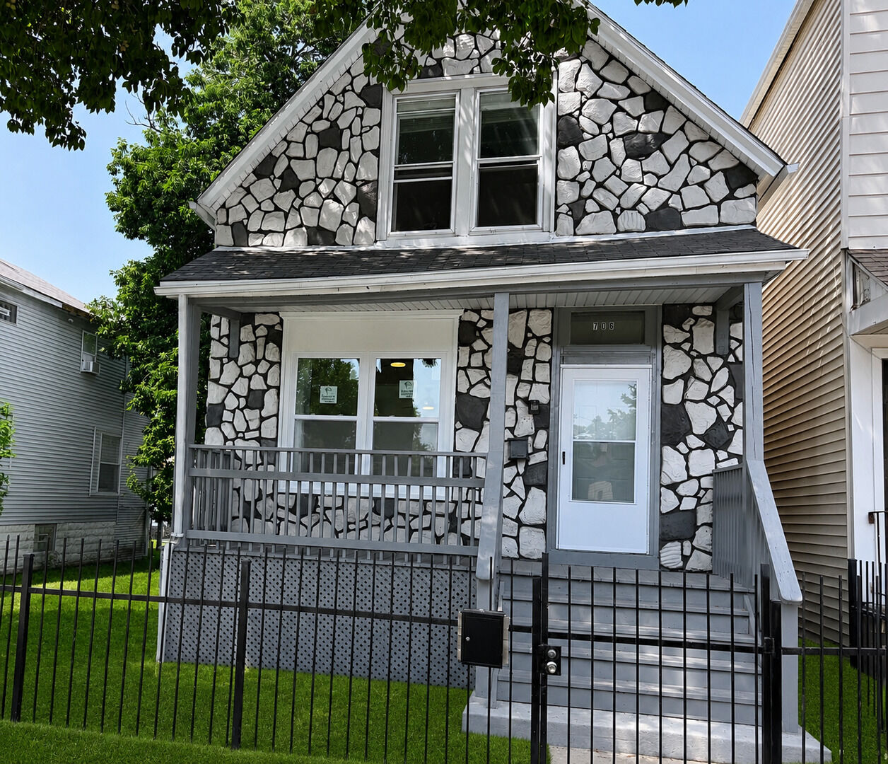 Property Photo: 706 W 81st Street IL 60620
