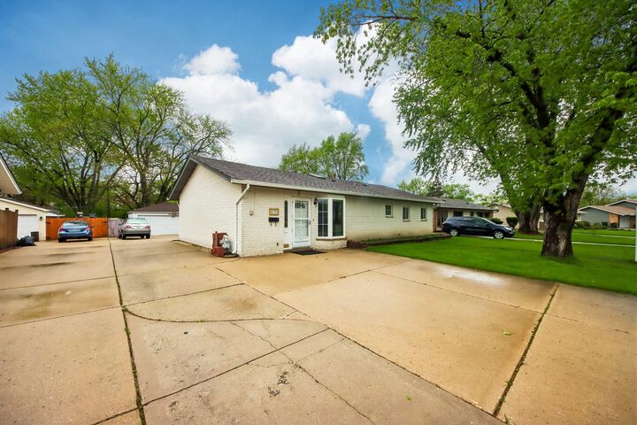 Property Photo:  670 Lakeview Lane  IL 60169 
