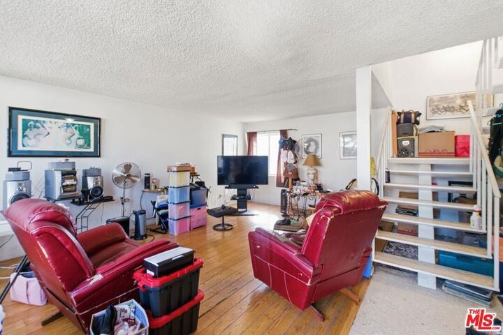 Property Photo:  519 N Exton Avenue  CA 90302 