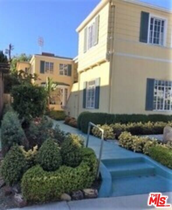 Property Photo:  701 Lorraine Boulevard  CA 90005 
