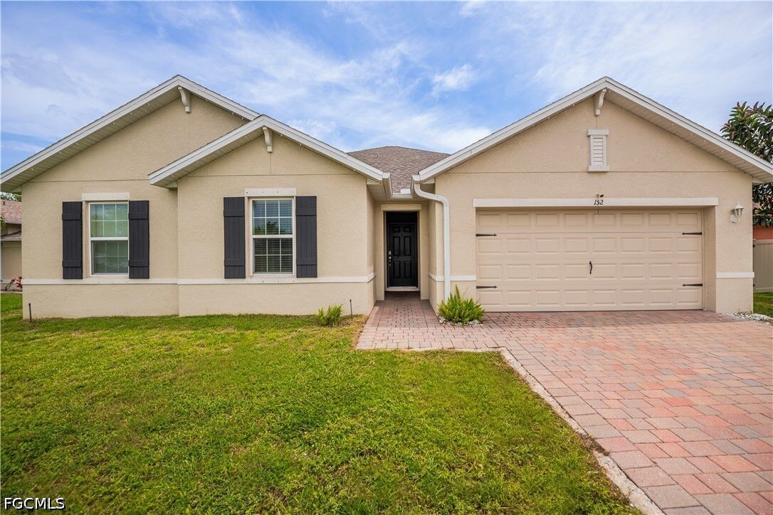 Property Photo: 152 SE 27th Terrace FL 33904