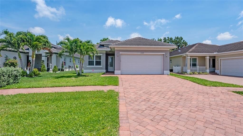 Property Photo: 2737 Linda Dr FL 34112