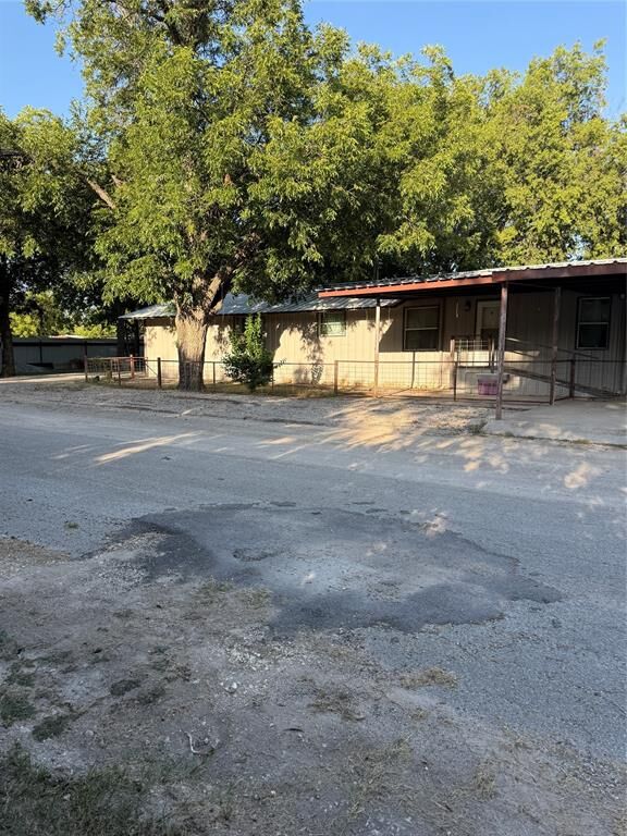 Property Photo:  601 13th  TX 76834 