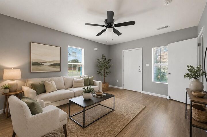 Property Photo: 1601 E Hattie Street TX 76104
