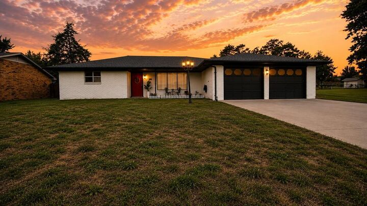 Property Photo: 308 Oakwood Drive TX 76059
