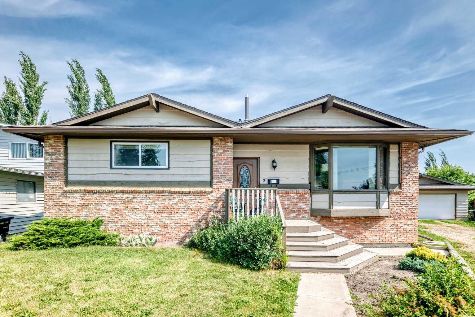 Property Photo: 3 43 Avenue Close AB T4L 1V8