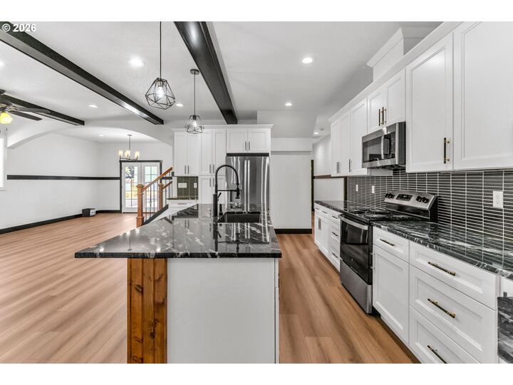 Property Photo:  550 SE 8th Ave  OR 97123 