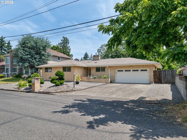 Property Photo:  2042 SE 138th Ave  OR 97233 