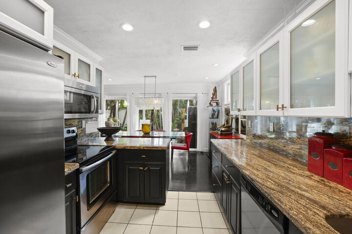 Property Photo:  7 Middlesex Drive  FL 33305 